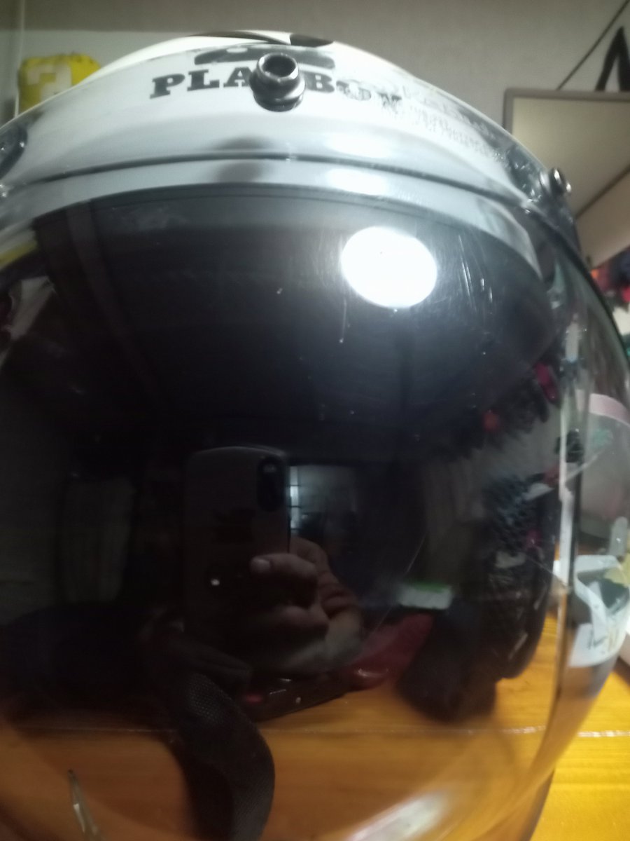 excitingpepee's tweet photo. ヘルメットのシールドのキズを消す為に購入した液体コンパウンド（3000番手）ではこちらのキズは消せなかったので、2000番手のサンドペーパーからやり直しほぼ消す事が出来た。

もともとこちらの液体コンパウンドは車のボディ用でプラスチックに効果があるか分からなかったがやってみるもんだな。 https://t.co/BhA2Px6XnF