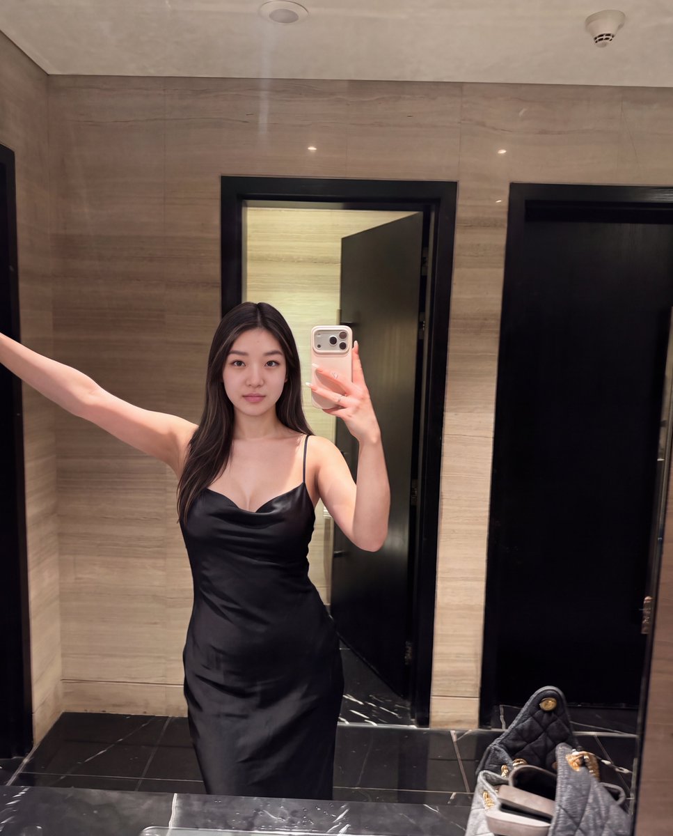 GodSumire's tweet photo. I get dressed up while you imagine spending the night beneath my feet
Would you survive until morning? https://t.co/R6BrFdPdpy