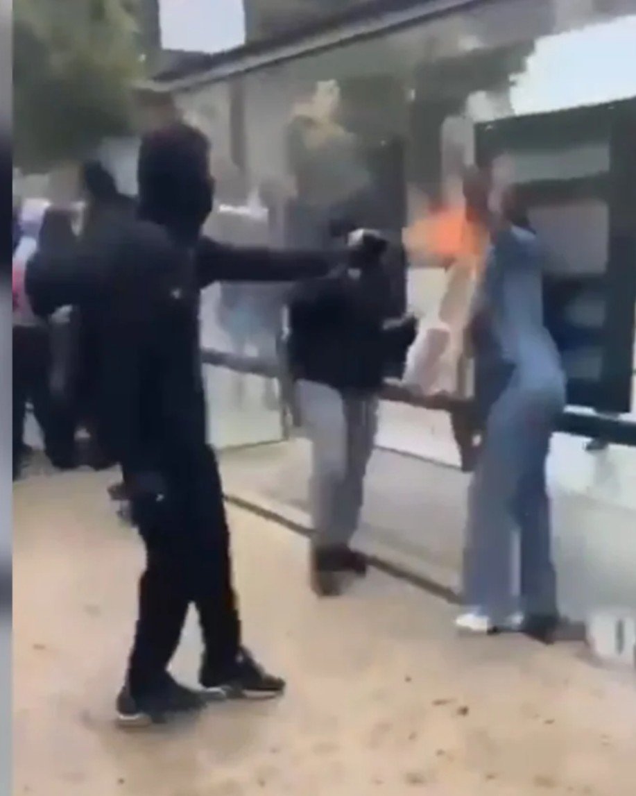 gauchecaca's tweet photo. La garde à vue du mineur qui a brûlé une femme durant les émeutes à Marseille a été prolongée.
Mineur?
On s'en fiche, qu'il ait 16 ou 18 ans, le geste volontaire est exactement le même.
Des abrutis parlent d'enfants. Non, à 16 ou à 18 ans, la 💩 a la même odeur.

D'accord? https://t.co/jvBSj7BZje