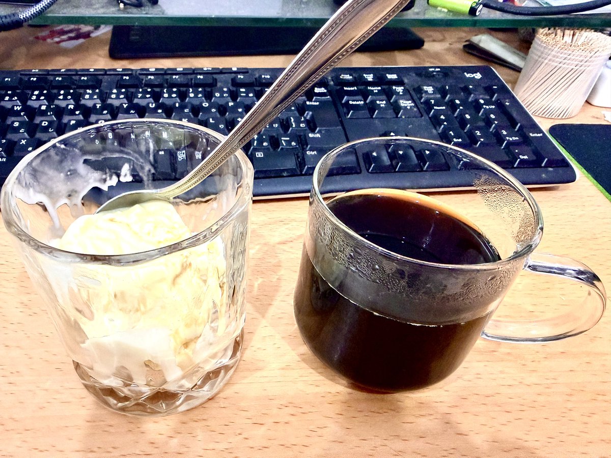 purakaru's tweet photo. 自家製アフォガート
本来ならエスプレッソで作るみたいだけど、エスプレッソ作る道具ないから普通のハンドドリップコーヒーで
安いアイスで作ったけど、思ってた以上に美味しかったから、今度はハーゲンダッツで作ってみたい https://t.co/XWTrtYqAKh
