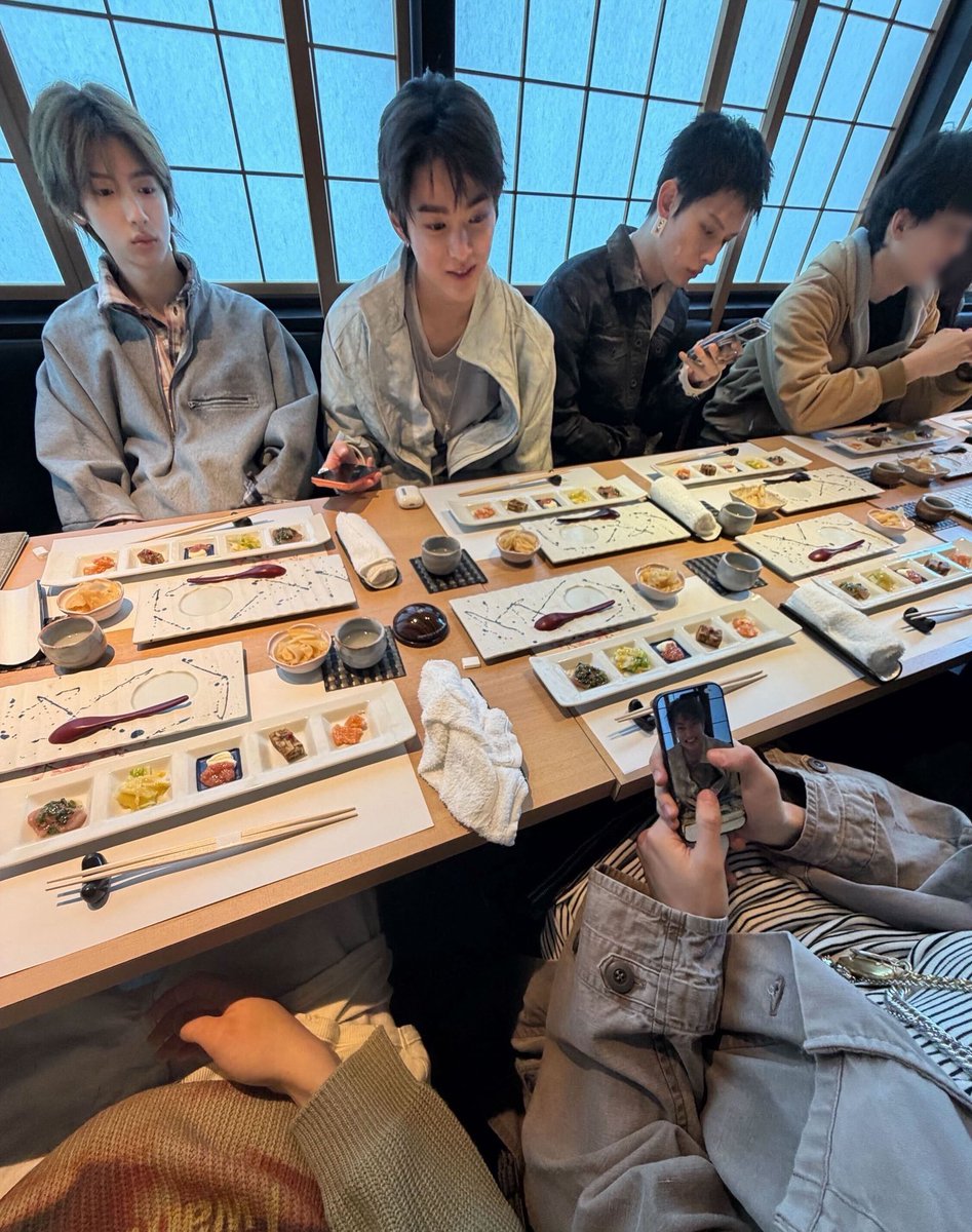cortisrecords's tweet photo. back when martin was zooming onto keonho’s silly picture that he took on his phone, that’s literally his baby 😭 https://t.co/08keJBmvLo