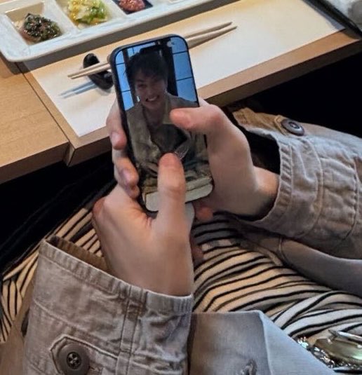 cortisrecords's tweet photo. back when martin was zooming onto keonho’s silly picture that he took on his phone, that’s literally his baby 😭 https://t.co/08keJBmvLo