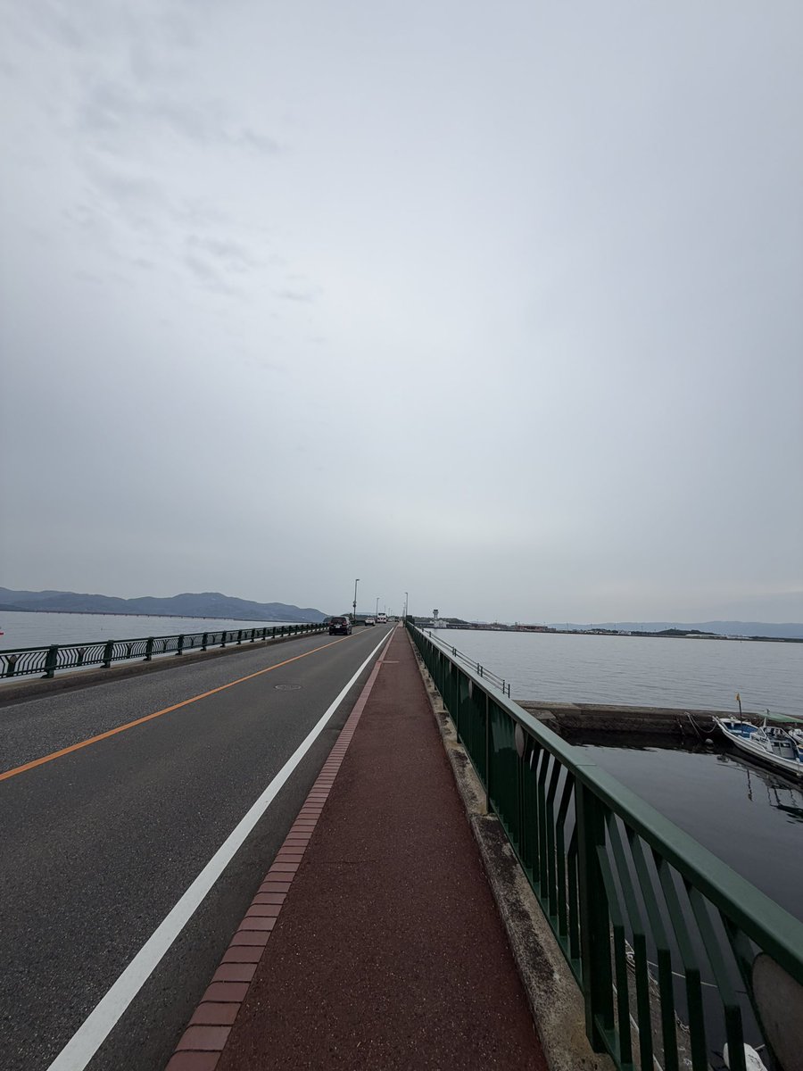 satooo05's tweet photo. この長い橋一回歩いて渡ってみたかったんだよねー！

晴れてたらもっと気持ちよかったのに…☔️ https://t.co/VsqjgXnHb0