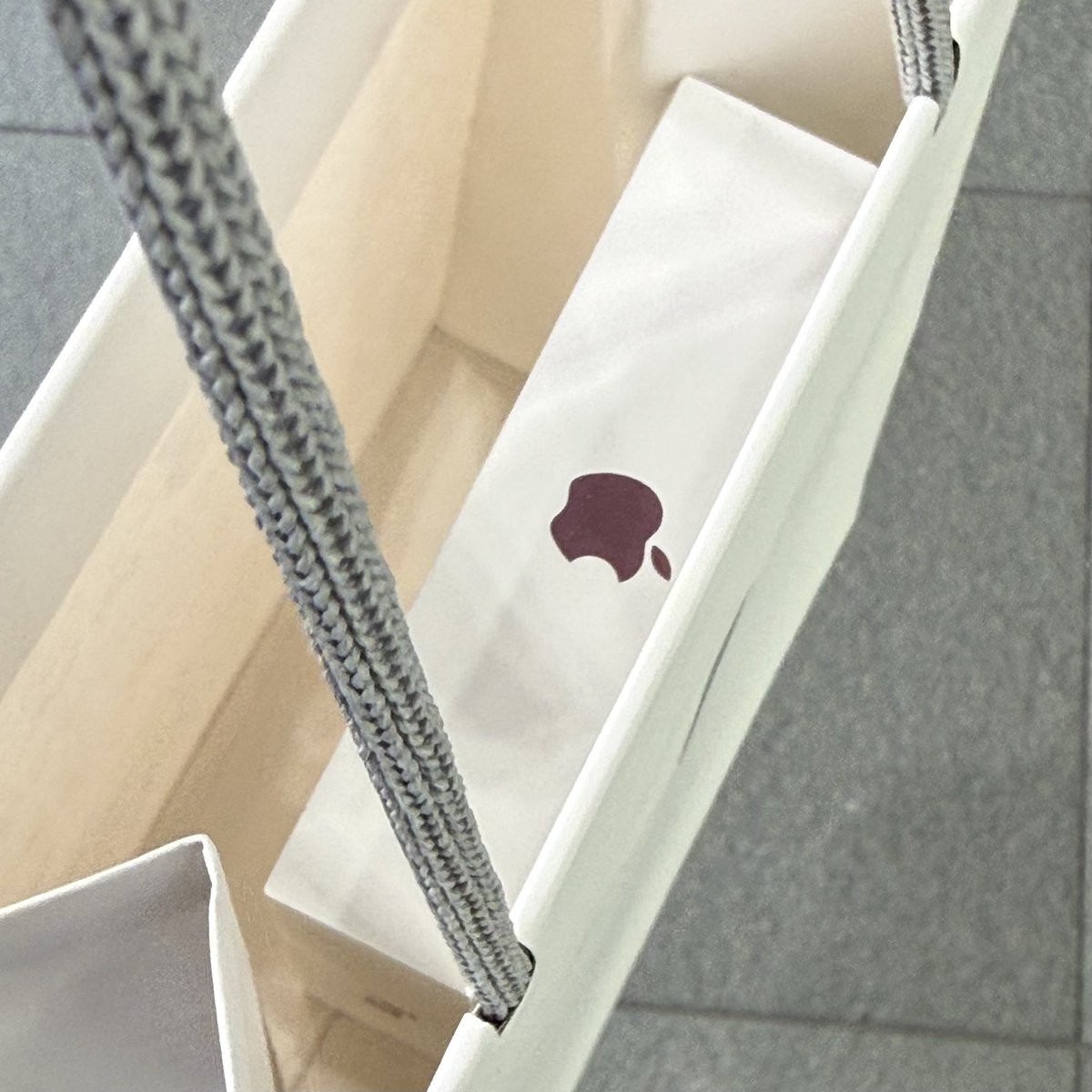 poipoinco's tweet photo. iPhone18発売日にApple Storeに行ってきたよ
今年はPro Maxバーガンディ📱
みんなスタッフさんにQRコードを読み込んでって言われてたけど、私は言われてない...
なんだったんだろう？ https://t.co/E3ModKQKVk