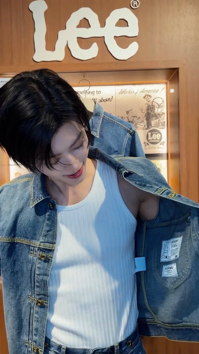 asjaemine's tweet photo. national boyfriend day would be better in jaemin’s arms 🫠 https://t.co/pZEl5QGEwi