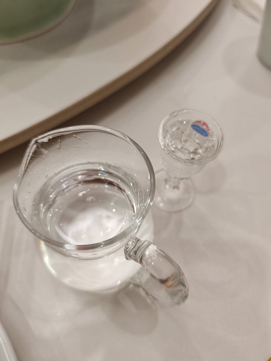Ascetic063's tweet photo. 现在国内的就业形势已经严峻到德高望重的长辈都开始叮嘱我们这些小辈要珍惜工作机会，做好再吃苦几年的准备。
很难想象在他那个地位的人们眼中得到的信息有多么不乐观 https://t.co/fWl9yIonAF