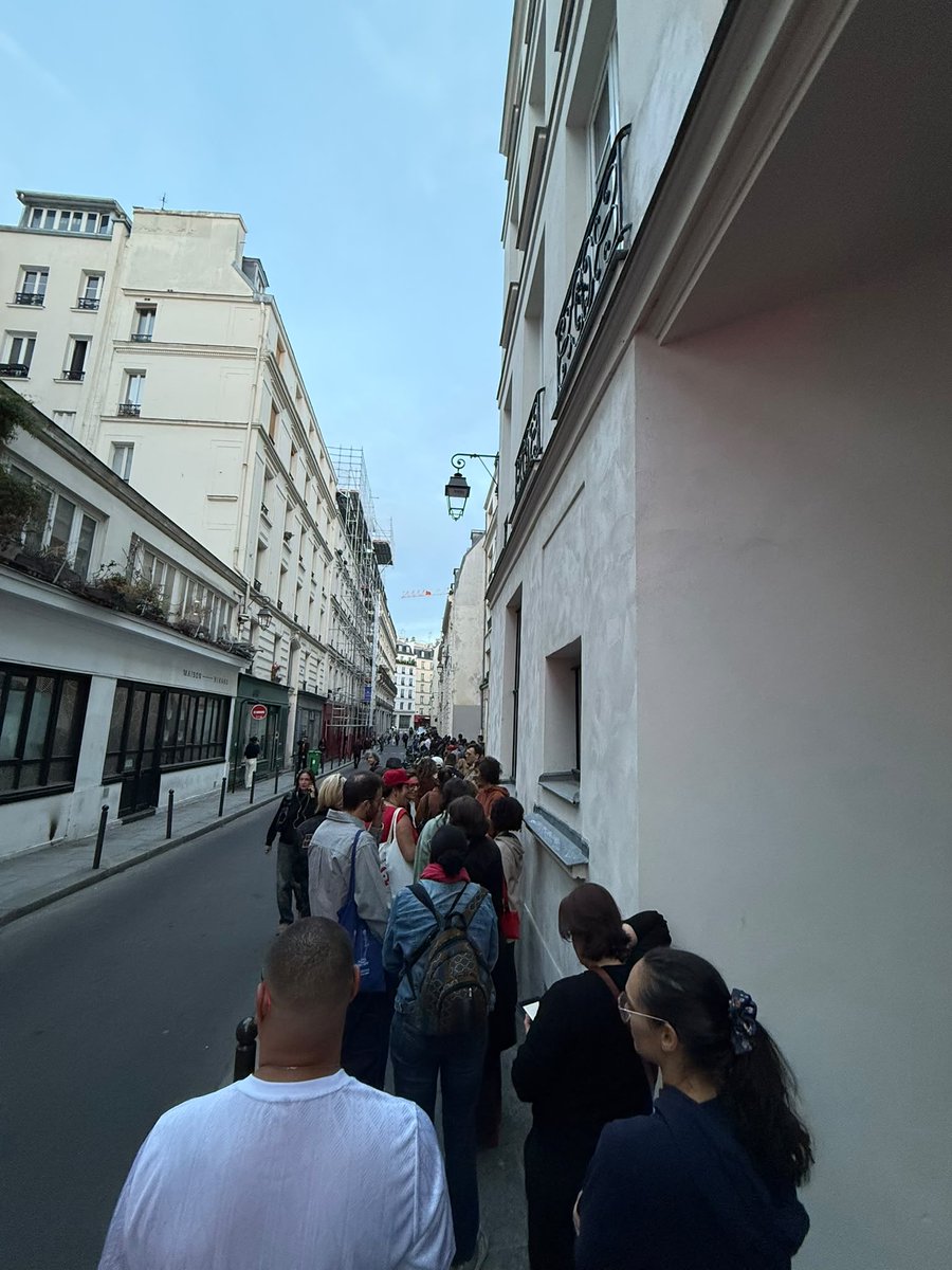 blinknitta's tweet photo. PARIS É LULA 13 ⭐️❤️
Fila dando volta no quarteirão 8 da manhã 
Faz o L caralho https://t.co/fWKaVmtoZu