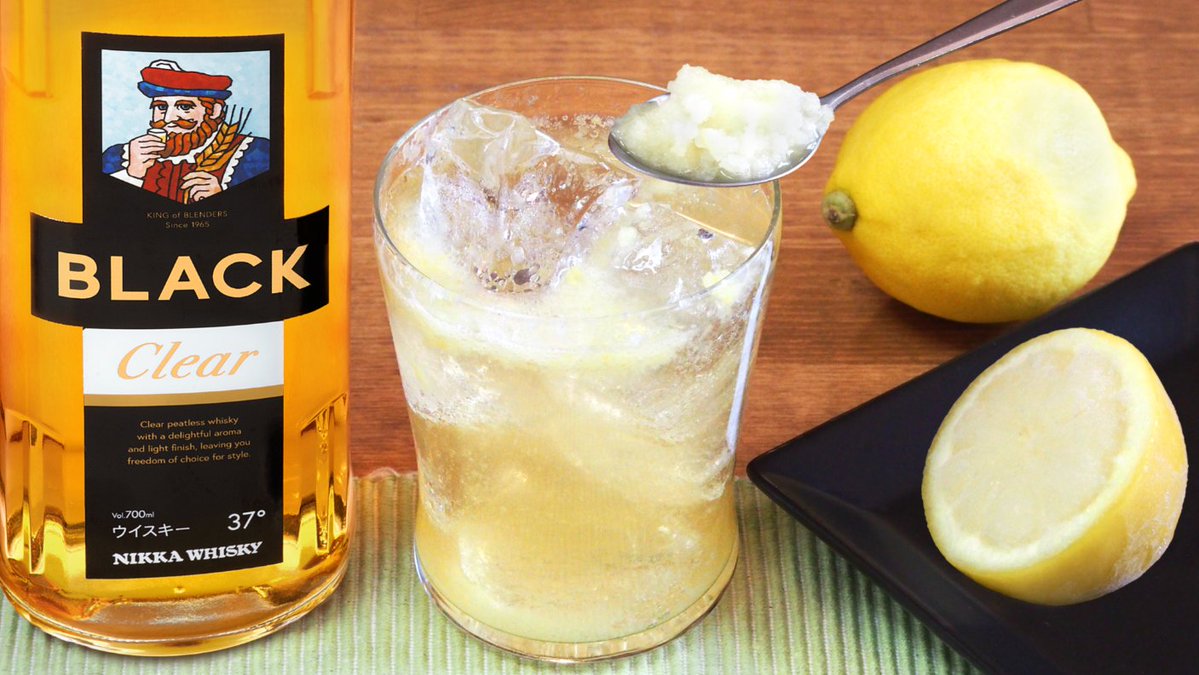 nikka_jp's tweet photo. 10月5日は #レモンの日 じゃな！そこで香りきわだつ

🍋冷凍レモンすりおろしハイボール🍋

よく洗って半分に切ったレモンを凍らせてすりおろし、小さじ1～2杯をハイボールに入れる！レモンの香り成分は皮に多く含まれておるんじゃ！皮ごと使うことで、爽やかな香りが広がるハイボールを愉しめるぞい！ https://t.co/sasOhTjfkb