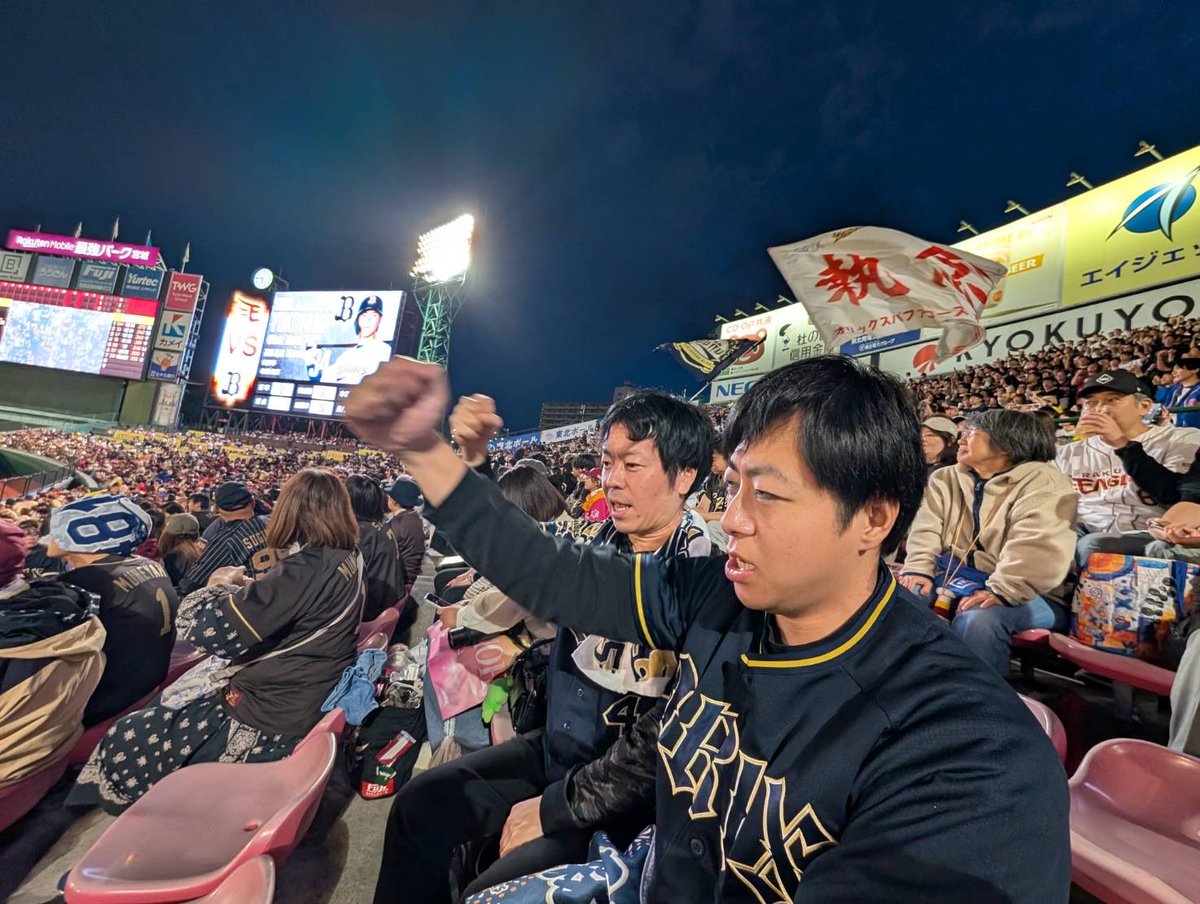 gi_crg's tweet photo. 巨人、オリックス1年間お疲れ様でした
謎のマスコットとハイタッチ笑 https://t.co/1zgz47uyy5