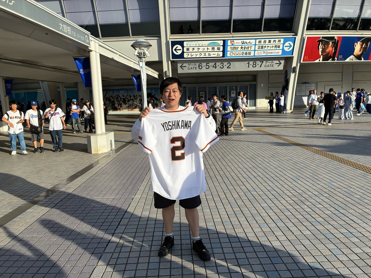 gi_crg's tweet photo. 巨人、オリックス1年間お疲れ様でした
謎のマスコットとハイタッチ笑 https://t.co/1zgz47uyy5