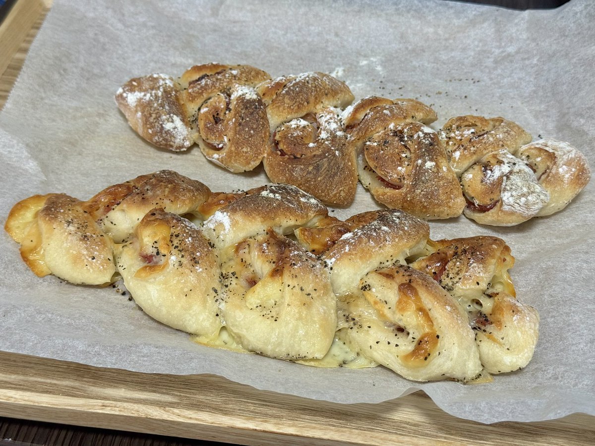 pinamohu's tweet photo. ベーコンエピ焼けたよ〜 https://t.co/lwGOElxKMG