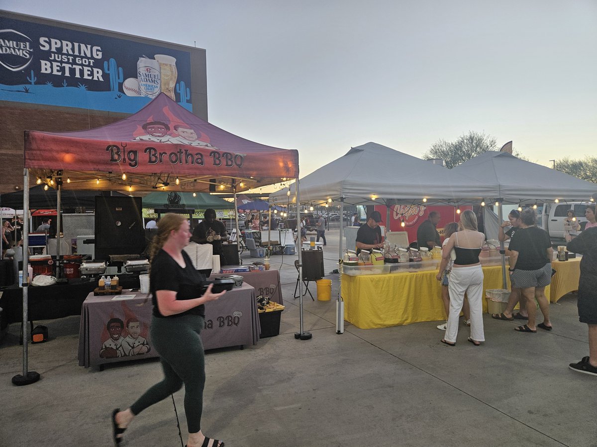 Coolfish7's tweet photo. なんか今日のPeoriaには、Farmers Market来とる。たべものも豊富で、ヤギのミニ動物園も来てる。Peoria、こういうとこが好き。 https://t.co/naT2NFr2aQ