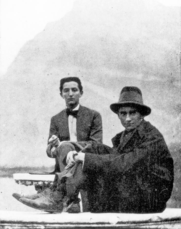 kafka4eva's tweet photo. é possível perceber o espírito sensível e delicado do franz kafka apenas observando como ele se senta, eu invejo profundamente todos que tiveram a sorte de conhecê-lo. https://t.co/6y8FYGgoQF