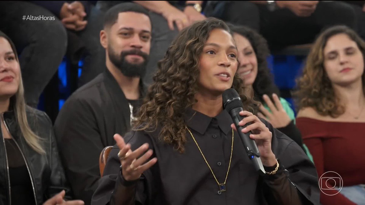 A woman holds a microphone while seated among a group of people, with "#AltasHoras" visible in the top left corner and a TV Globo logo in the bottom right. The setting appears to be the Brazilian TV show "Altas Horas" on TV Globo, where skateboarder Rayssa Leal is being interviewed about how she earned her nickname "Fadinha do skate" at just 7 years old.