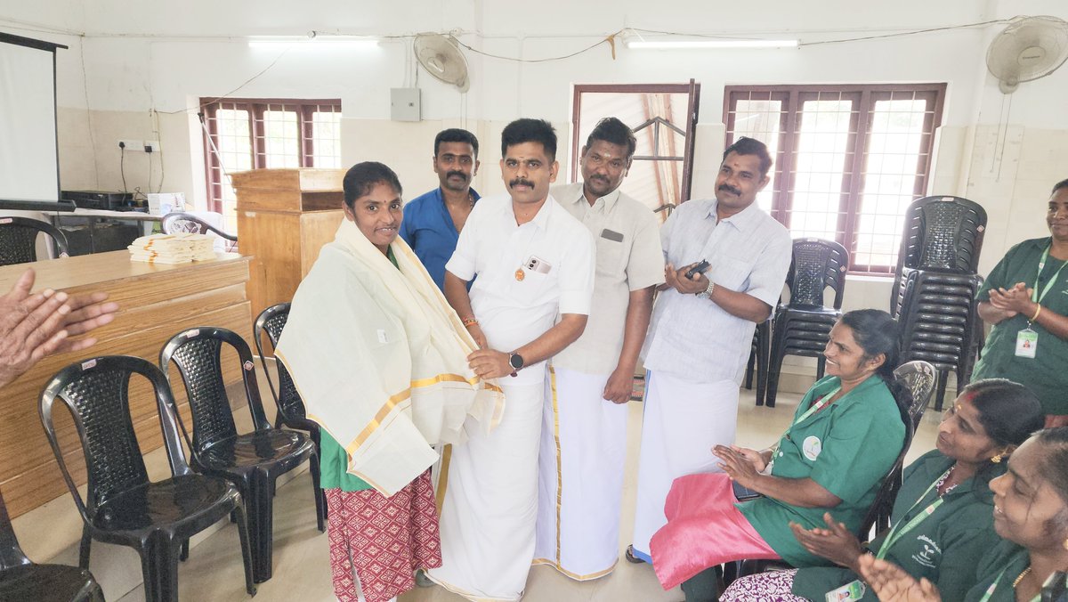 vsratheeshiduki's tweet photo. ബി.ജെ.പി വണ്ടന്‍മേട് മണ്ഡലം കമ്മിറ്റിയുടെ നേതൃത്വത്തിൽ വണ്ടന്‍മേട് പഞ്ചായത്തിലെ ഹരിത കര്‍മ്മ സേനാംഗങ്ങളെ ആദരിച്ചു
#SevaSankalpAbhiyan 
#bjpidukkisouth https://t.co/NugJRKRWAV