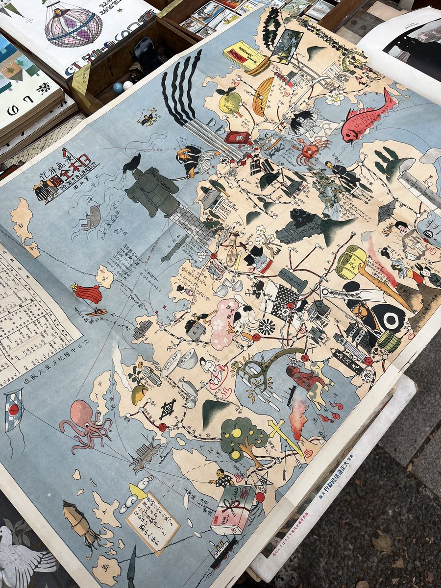 temicc's tweet photo. 上野骨董市オープンしてます。大正14年の国際画報より綴じ込み漫画旅行。九州の北と山口あたりで、よく見ると日本海大海戦の跡とか、伊万里とか鍋島の猫とか、平家蟹とか、おもしろいです。鍋島猫って私、無知で知らなかったのですが鍋島のお家騒動にまつわる化け猫の怪談があるのですね…！ https://t.co/RcHarGTxiA