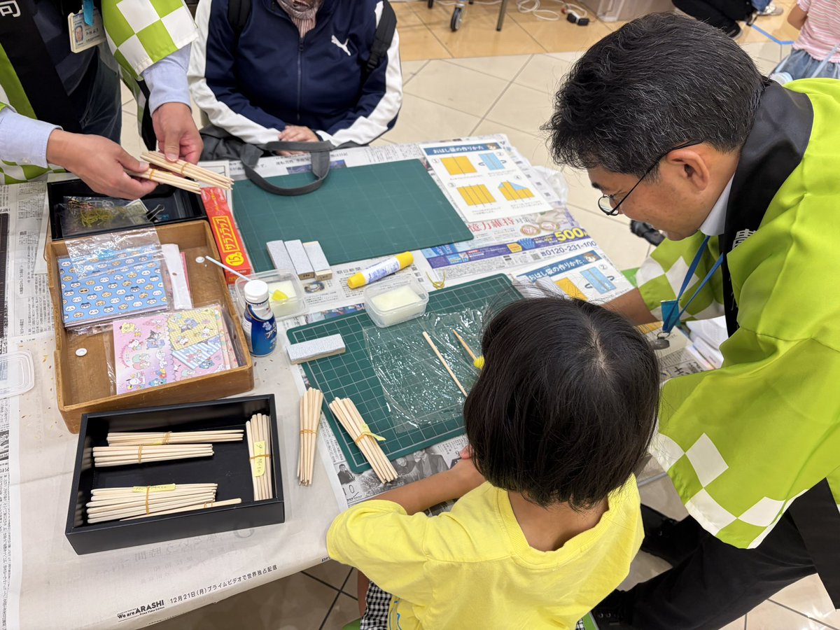 letasu4's tweet photo. 東海学院大学医療栄養学科の学生さん達、イオンモール各務原インター店ノースコートにて東海農政局様と連携し、野菜のアクセサリー作り、お箸作りを実施しています。是非お越しください！
#東海学院大学 #東海学院大学医療栄養学科 #東海農政局 #イオンモール各務原インター店 https://t.co/WfZGFYyHsd