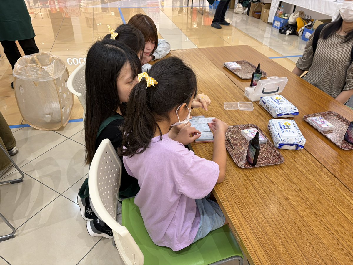 letasu4's tweet photo. 東海学院大学医療栄養学科の学生さん達、イオンモール各務原インター店ノースコートにて東海農政局様と連携し、野菜のアクセサリー作り、お箸作りを実施しています。是非お越しください！
#東海学院大学 #東海学院大学医療栄養学科 #東海農政局 #イオンモール各務原インター店 https://t.co/WfZGFYyHsd