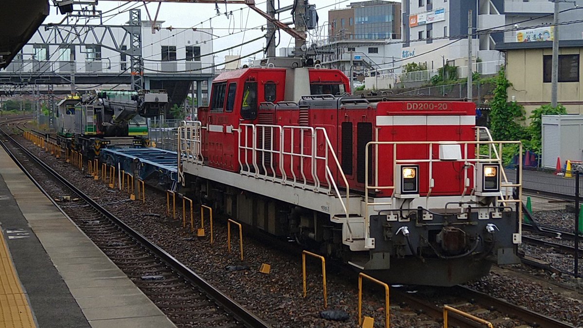 ybs809's tweet photo. 膳所駅、なんか人居るなぁと思ったら予想外の物が来た。

しかも発送元が川崎貨物だった。
はえー遠路はるばるご苦労様。クレーン車を借りて訓練かしら。 https://t.co/i1QF2C0eT0