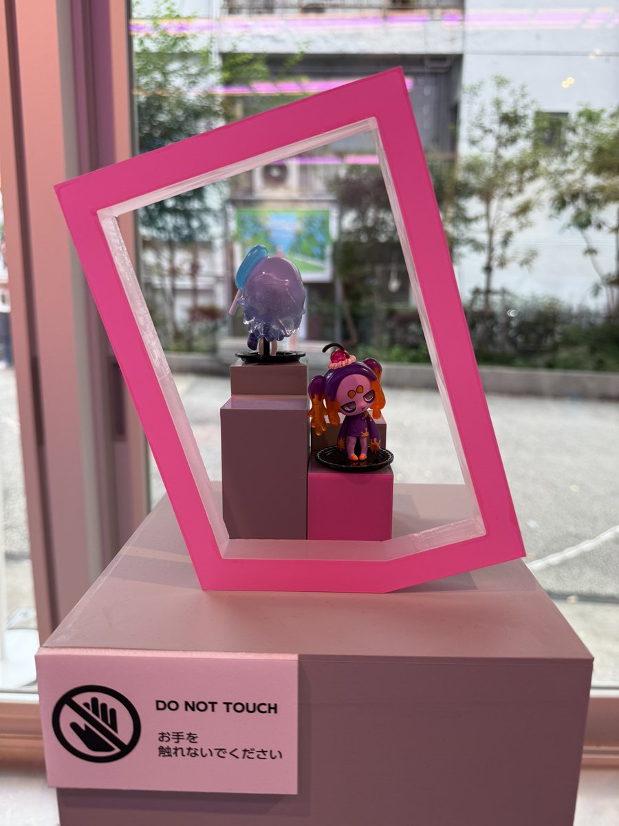 shunkaman's tweet photo. ガチャ先行販売!
揃えちゃる!
かわいいショッパーも貰うぞ〜
#CAPINGALLERY https://t.co/gf6mvCFblA