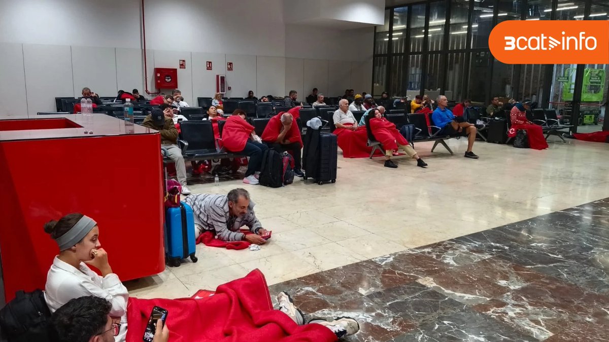 3CatInfo's tweet photo. Un dispositiu de Creu Roja atén la gent dormint a l'estació de Sants. L'equipament es manté obert durant aquesta nit per tal que s'hi puguin refugiar les persones sense una alternativa https://t.co/WYfTotGX7G https://t.co/SynmtZPmNy