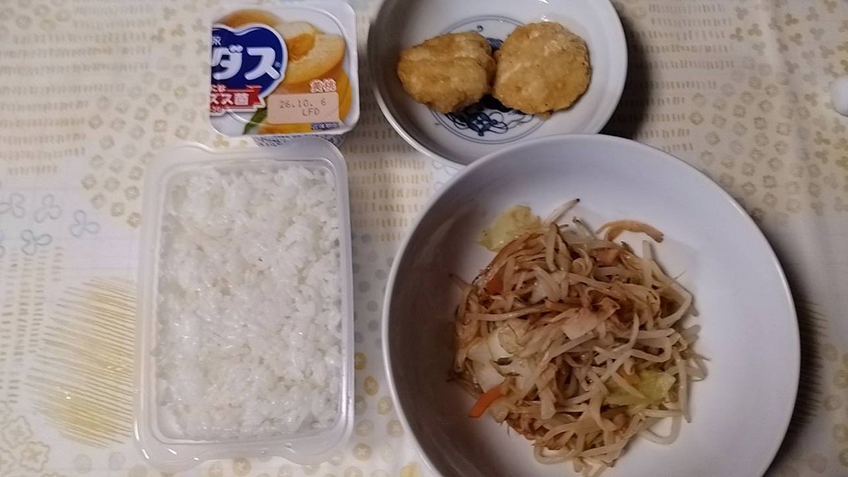 warrinc5's tweet photo. 昨日のお昼は、納豆とカニカマ
夜は、唐揚げと野菜炒め
今朝のモーニングプレート https://t.co/Z3E38cxhLK