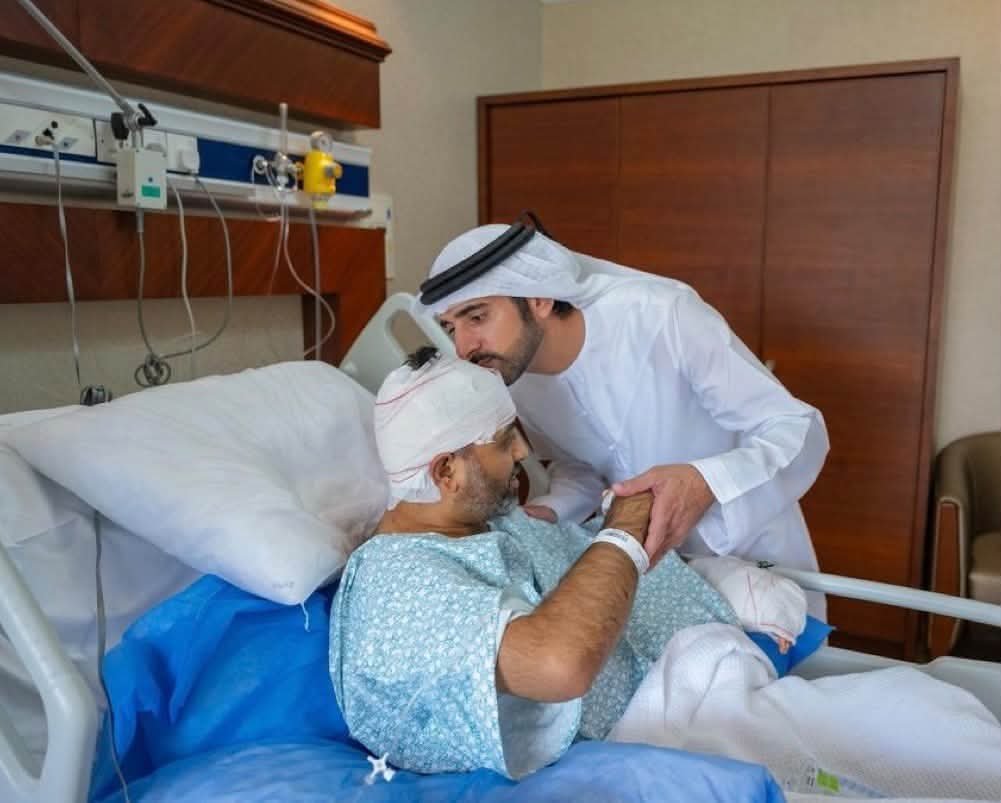 AnonimoSV503's tweet photo. El príncipe heredero de Dubái visitó al capitán Smit Machchhar, quien sobrevivió al ataque ocurrido durante un vuelo de Flydubai.

Un gesto de reconocimiento para el piloto que logró mantener el control de la situación y proteger a los pasajeros. Dubái sabe cómo honrar a sus héroes.