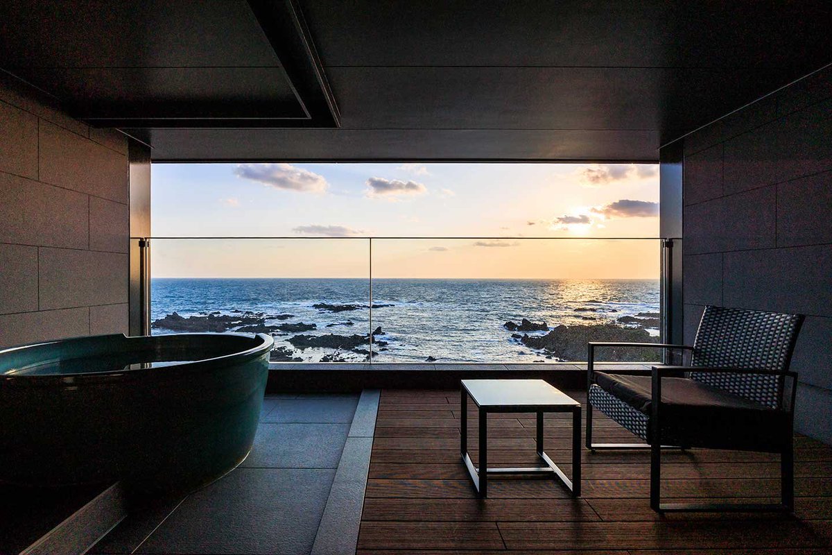 DestinaHotels's tweet photo. 2024年7月に世界遺産に登録された「佐渡島の金山」
その西部に位置する、個人的に島一綺麗だと思うホテルが「HOTEL AZUMA」

日本海を堂々と眺める高台に位置し、5つある全ての温泉が海に面する。

何と言っても夕日が美しく、「じゃらんアワード2025」では大賞を受賞。
新潟市から島までは船で1時間。 https://t.co/XVnWFzYXGG