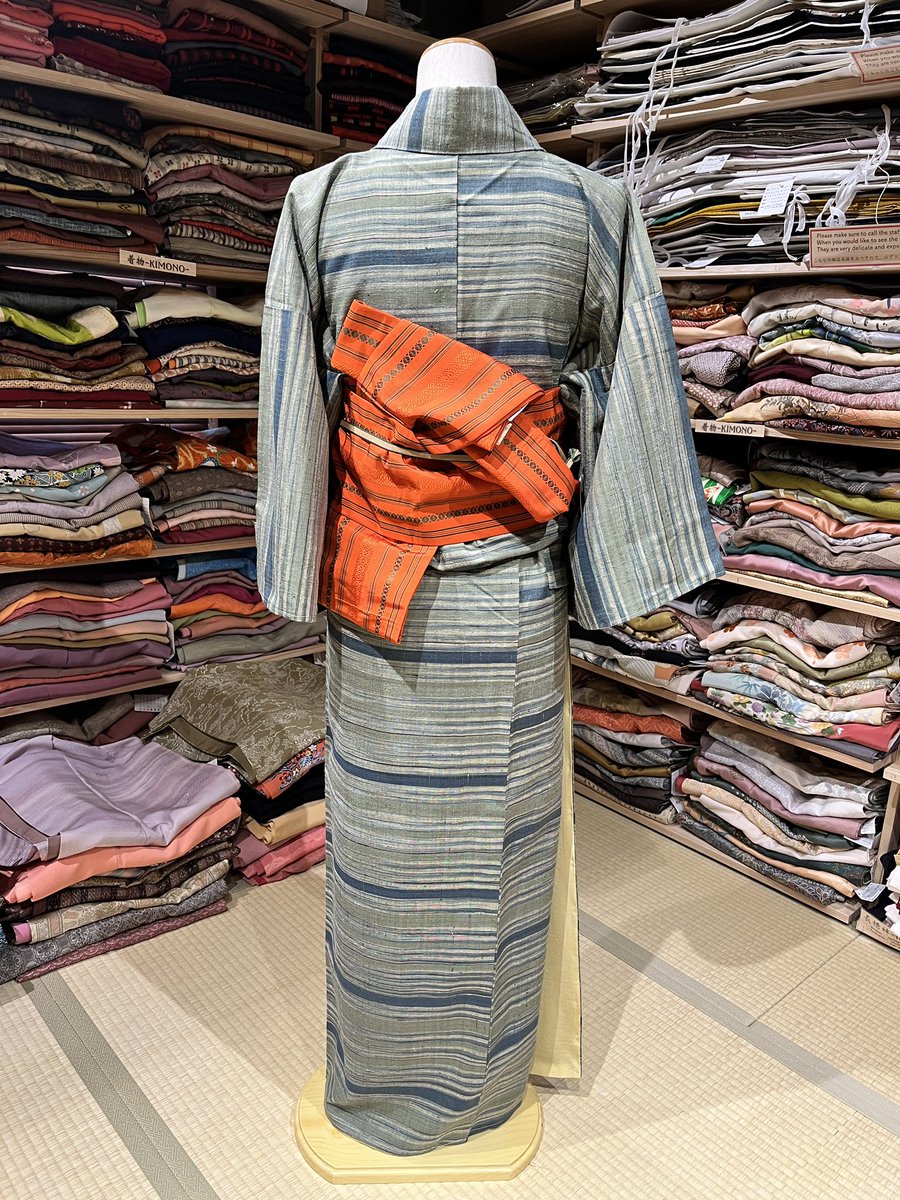 ochicochiya's tweet photo. \コーディネート紹介👘✨/

緑色の紬に朱色の半幅帯を合わせました。
紬の素朴な風合いと、昔ながらの独鈷柄の帯が、ほっこりとした雰囲気を醸し出していて、なんとなく「かぼちゃっぽい」ような？🎃🦇🕸
ハロウィンの季節ということで、帯留めも「かぼちゃ」です🎃

#彼方此方屋
#リサイクル着物 https://t.co/vHRSahPiUC