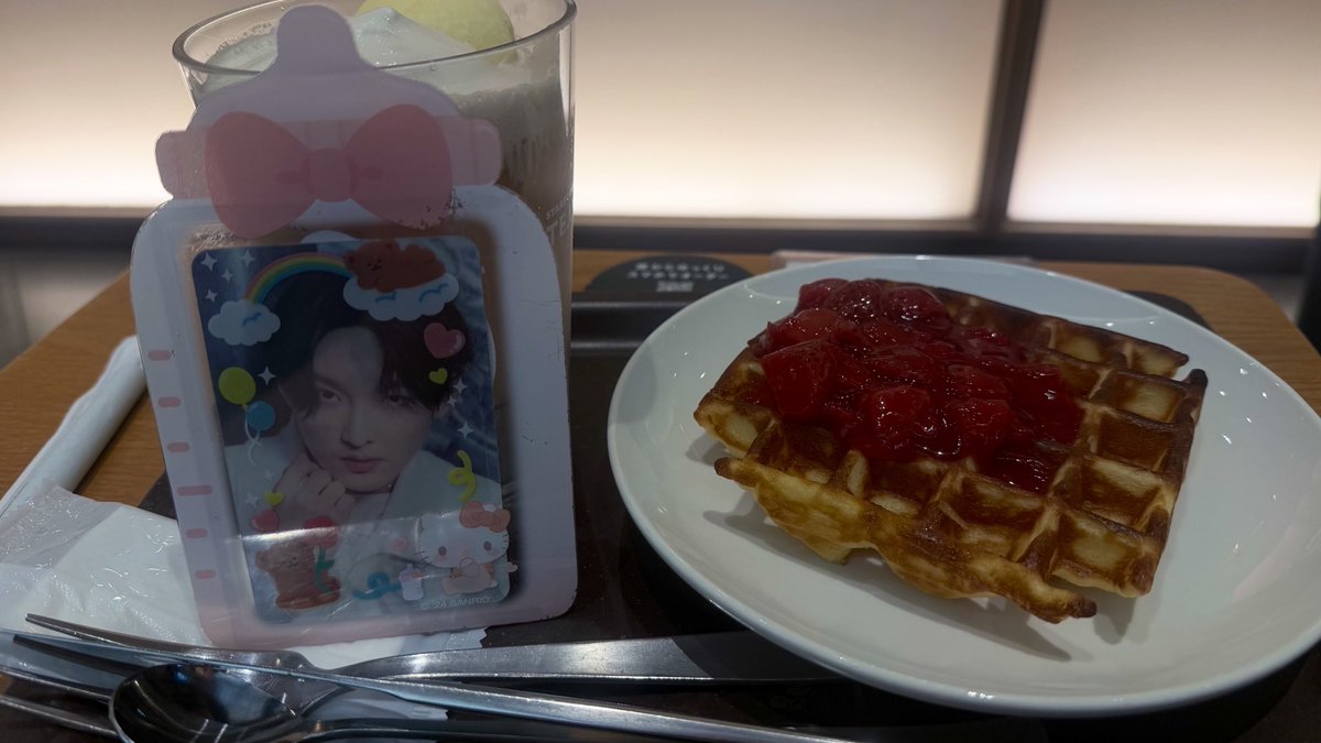 JYH0622ask's tweet photo. 先日久しぶりにジュホくんとスタバしました。アフォガードとアイスのやつ美味しかったー！ワッフルもイチゴソースかけたから美味しかった🍓

で、疑問なんだけど、エーネってもう味スタでやってないの？ https://t.co/W5T06mnlPT
