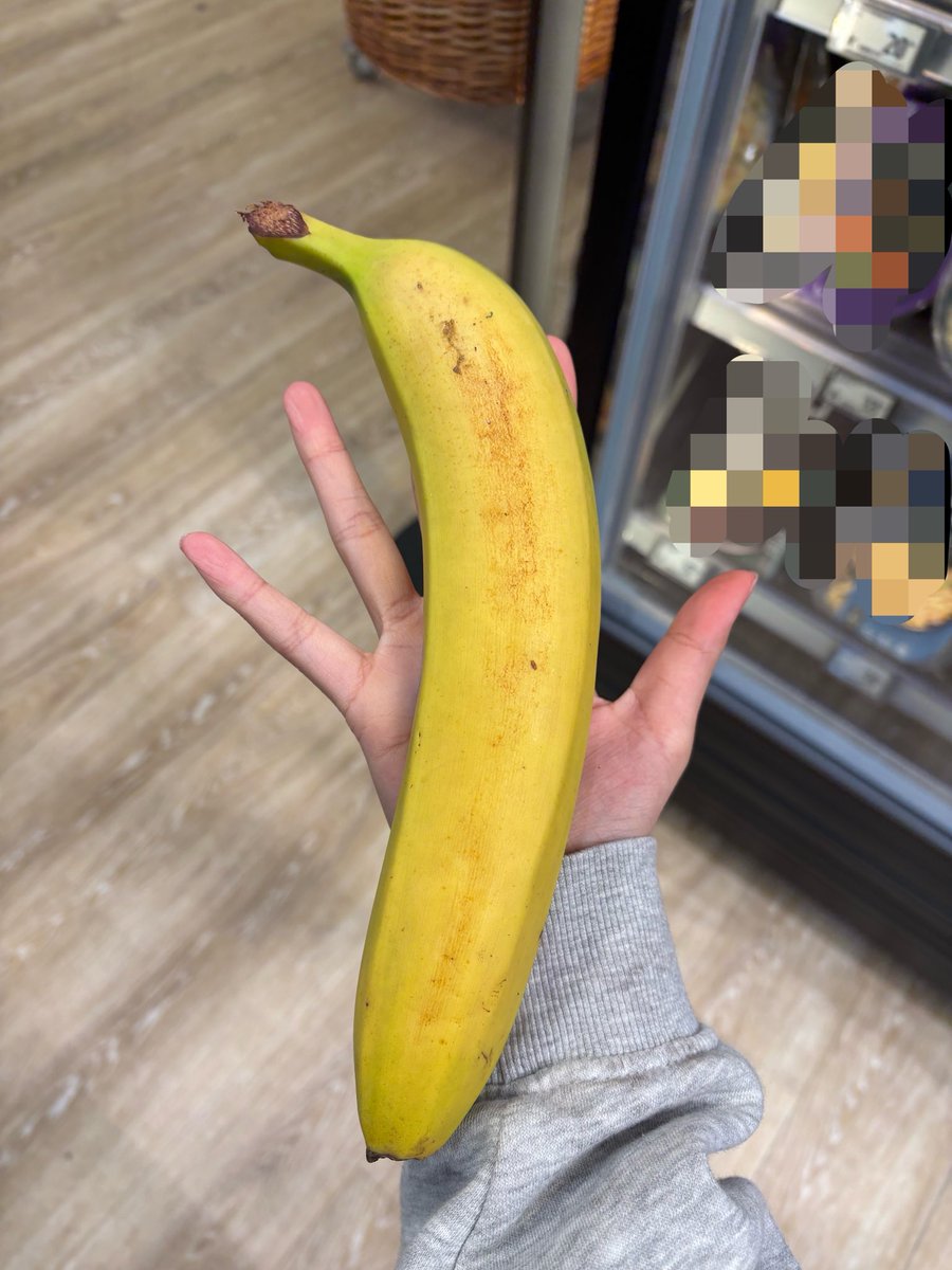 milknaicha's tweet photo. normal sized banana https://t.co/hiI1UPghCj