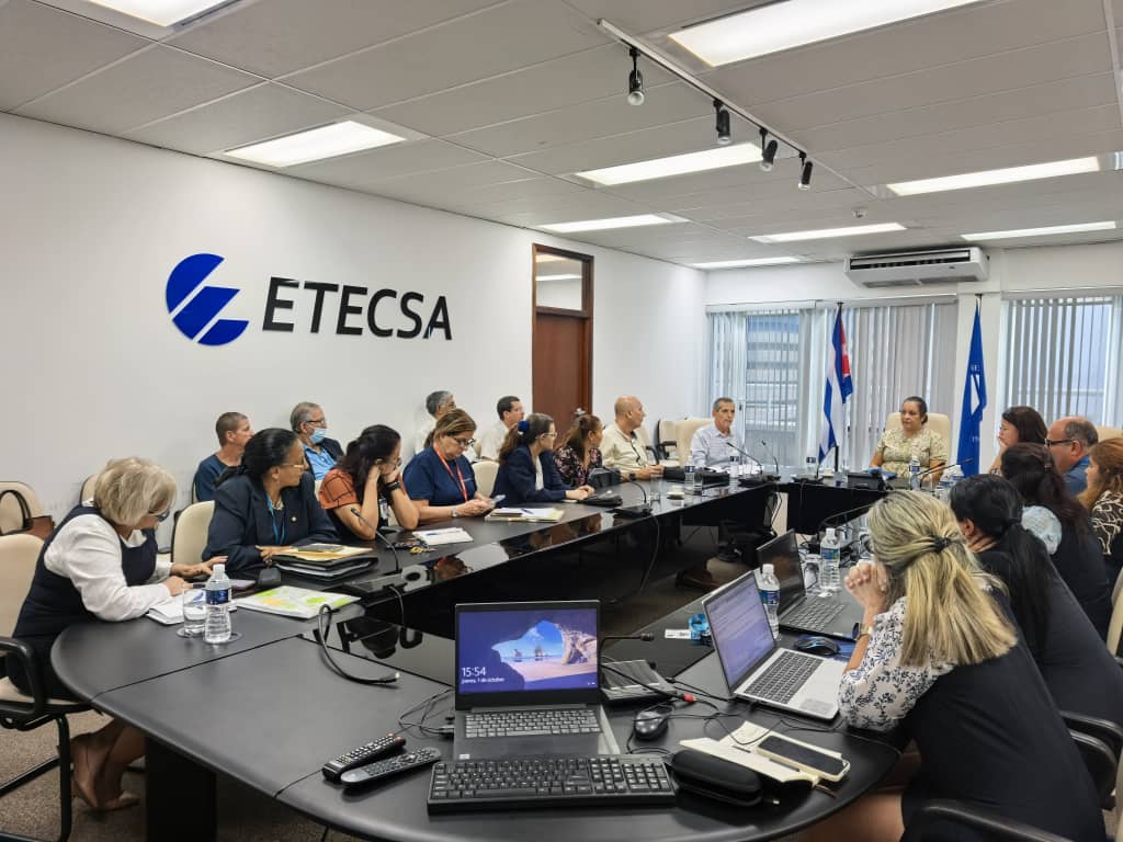 MINCOMCuba's tweet photo. Encuentro con #ETECSA para debatir la implementación de las TES. Avanzamos con resiliencia en acciones para mejorar la calidad del servicio, habilitar nuevos y ganar en eficiencia. Más conexión y mejor servicio para #Cuba.🇨🇺 #ConectadosALoNuestro https://t.co/aTzSV3Kae6