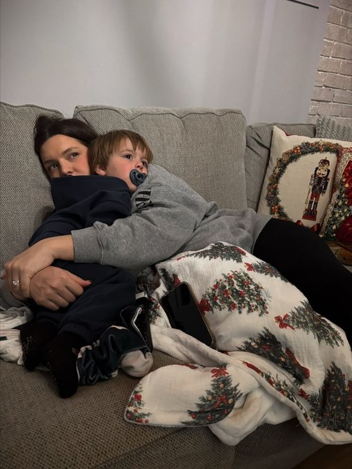 MZora0419's tweet photo. Una madre se propuso hacer un experimento con su hijo durante 60 días:

Dormiría todos los días exactamente a las 8:00 p. m.

Nada de “solo 10 minutos más”.
Nada de trasnochar los fines de semana.
Ni siquiera rompían la rutina cuando tenían visitas.

7:30 p. m.: baño.
8:00 p. m.: habitación a oscuras.

Al principio parecía un simple cambio de horario.

Hasta que, semanas después, sus profesores comenzaron a notar algo diferente en él.

Cuando revisaron qué estaba pasando, el resultado llamó incluso la atención de los médicos: