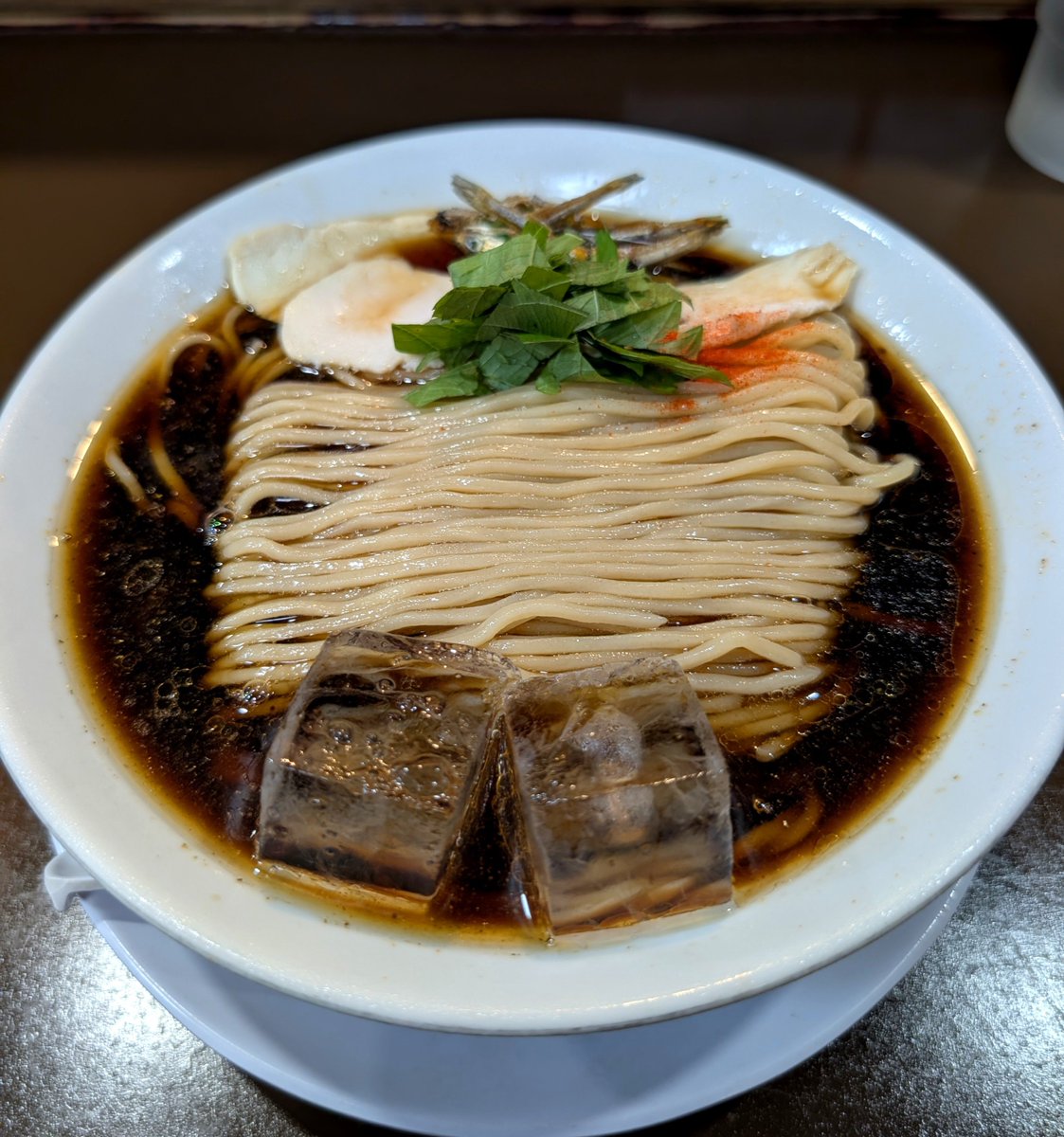 221b_b's tweet photo. 今日は那覇市の加藤屋で限定のひやにぼブラック（大）を注文

雑味のないスッキリ煮干と見た目を裏切る柔らかな醤油の旨味、なぜかいつもより麺の味がハッキリ感じられて美味い‼️😄

開店10分で店内は埋まり待ちまで発生していたのでササッと完飲＆完食し退店

今日も美味しい1杯ご馳走様でした😄🙏 https://t.co/Inan42O7td
