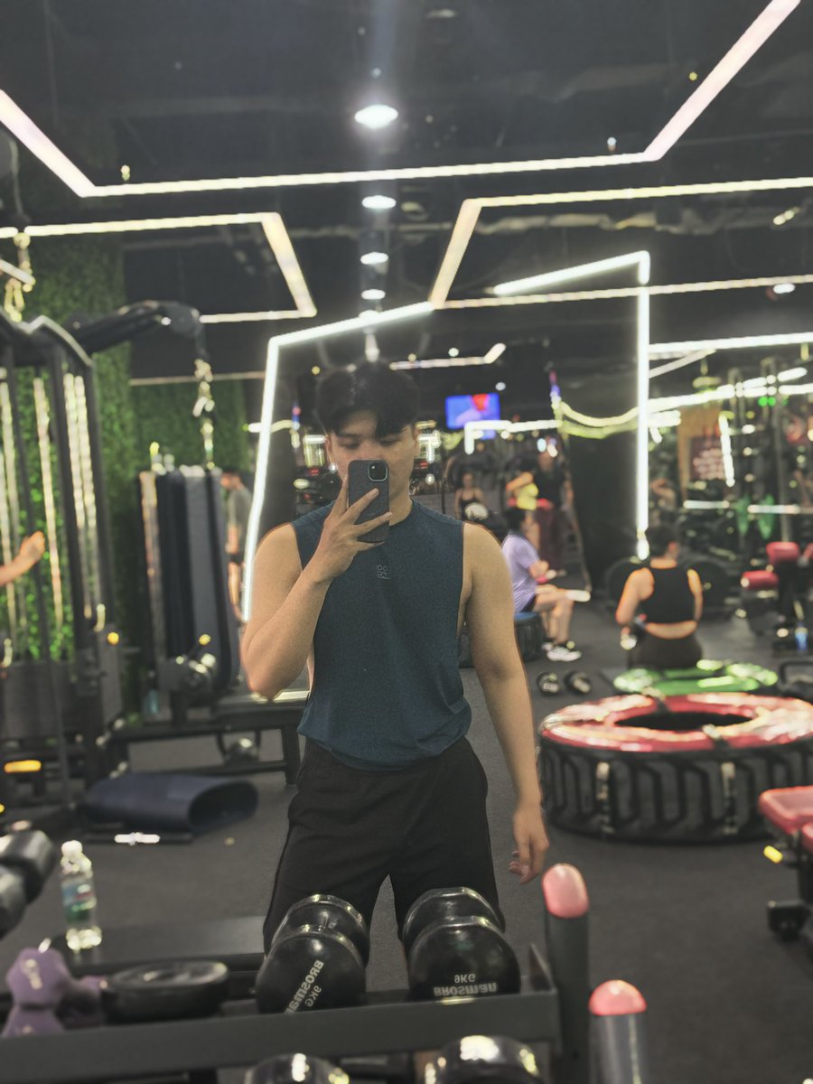 drvycaonguyen's tweet photo. Cali đóng cửa các chi nhánh dần. Khổ thân phải chạy từ Q7 ra Thảo Điền tập Gym #gym https://t.co/tFOc9HrvwE
