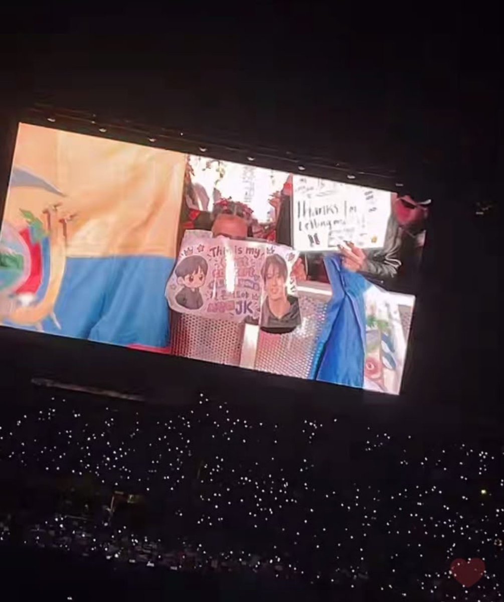 soomyye's tweet photo. LA BANDERA DE ECUADOR NUEVAMENTEEN EL CONCIERTO, LISTO CHICAS BTS 2027 TOUR CONFIRMADO 🇪🇨🇪🇨🇪🇨😭 https://t.co/jc4Ar64e5E