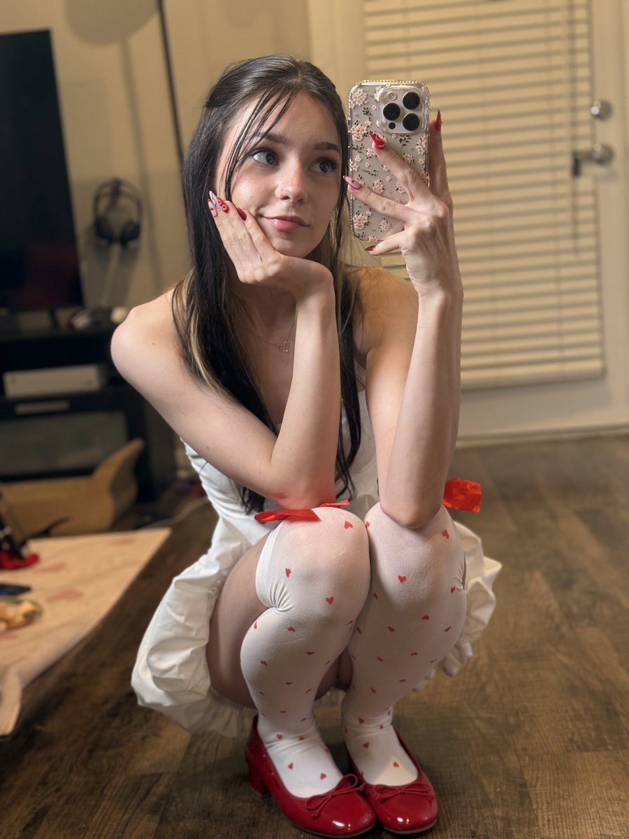 pinkamorettte's tweet photo. just me, my mirror, and way too much confidence today 🤭✨ https://t.co/vGnpx4YEvU