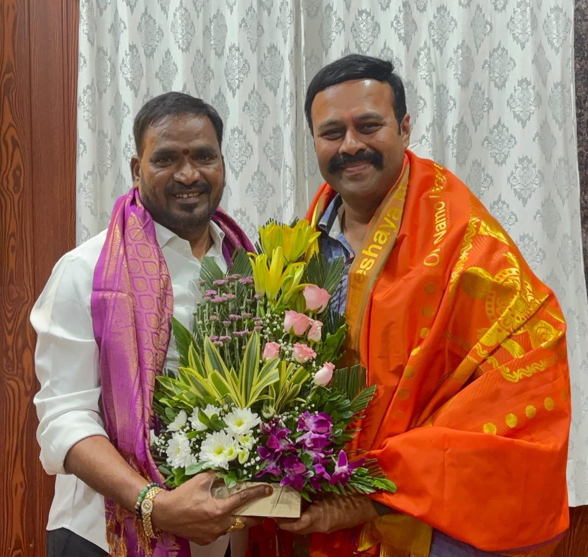 IlaiahBeerla's tweet photo. తెలంగాణ రాష్ట్ర ప్రభుత్వ విప్, ఆలేరు ఎమ్మెల్యే శ్రీ బీర్ల ఐలయ్య గారిని తన నివాసంలో మర్యాదపూర్వకంగా కలిసిన వరంగల్ - నల్లగొండ - ఖమ్మం కాంగ్రెస్ పార్టీ ఎమ్మెల్సీ అభ్యర్థి రాంరెడ్డి సర్వోత్తం రెడ్డి గారు. https://t.co/5zsTJmJgMM