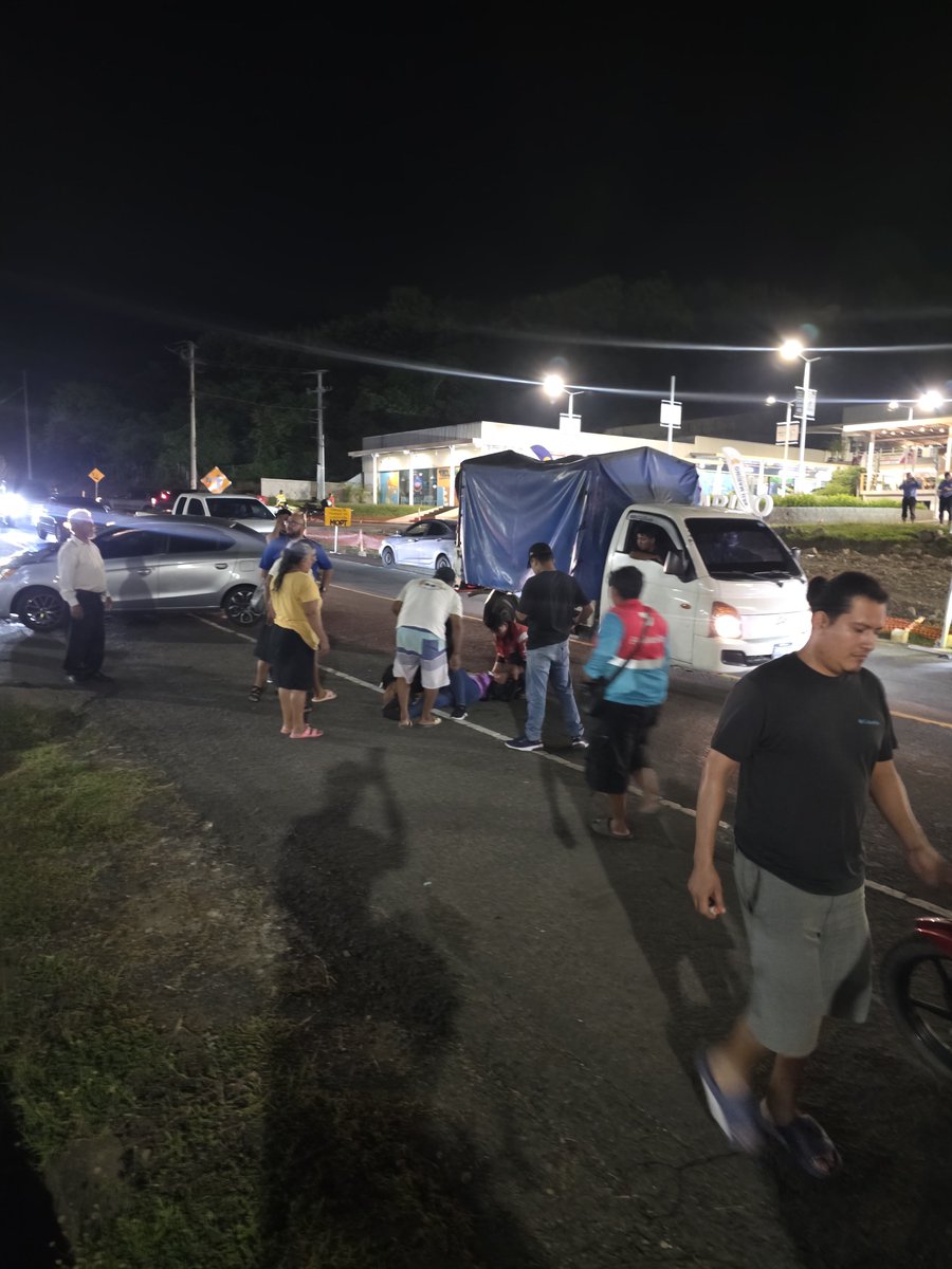 bjoshzelaya's tweet photo. @alertux @traficosv_ accidente frente a Puma La Libertad.

Un conductor en aparente estado de ebriedad invadio carril para ingresar a gasolinera. Dos motociclistas fueron impactados por la maniobra.

Autoridades en la zona. #alertuxsv #lalibertad #surfcity #elsalvador https://t.co/hs80iZFgad