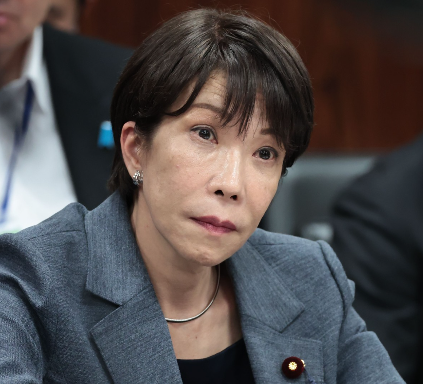 kWUZVpYwWhlRFlF's tweet photo. 高市早苗首相は策略を巡らせ、改憲を目的に血税352億円（内閣広報、政府広報費）を使って世論を誘導、政府自ら改憲への機運を高めようとしている。これは明らかに憲法99条違反。99条は国務大臣や国会議員や公務員に対し、憲法を尊重し擁護する義務があると定めている。有権者を欺く行為、言語道断！😡 https://t.co/z1N7AQFzW3