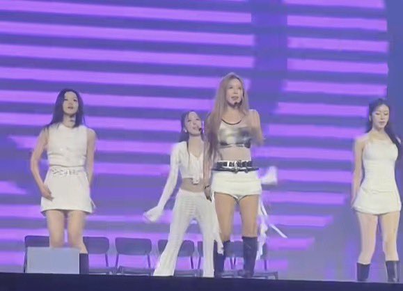 Like_JIYEON_E's tweet photo. 너 때문에 미쳐 무대할때마다 의자 6개였잖아….🥹🥹
의미부여하게 되잖아ㅜ https://t.co/IkOnUwr0wT