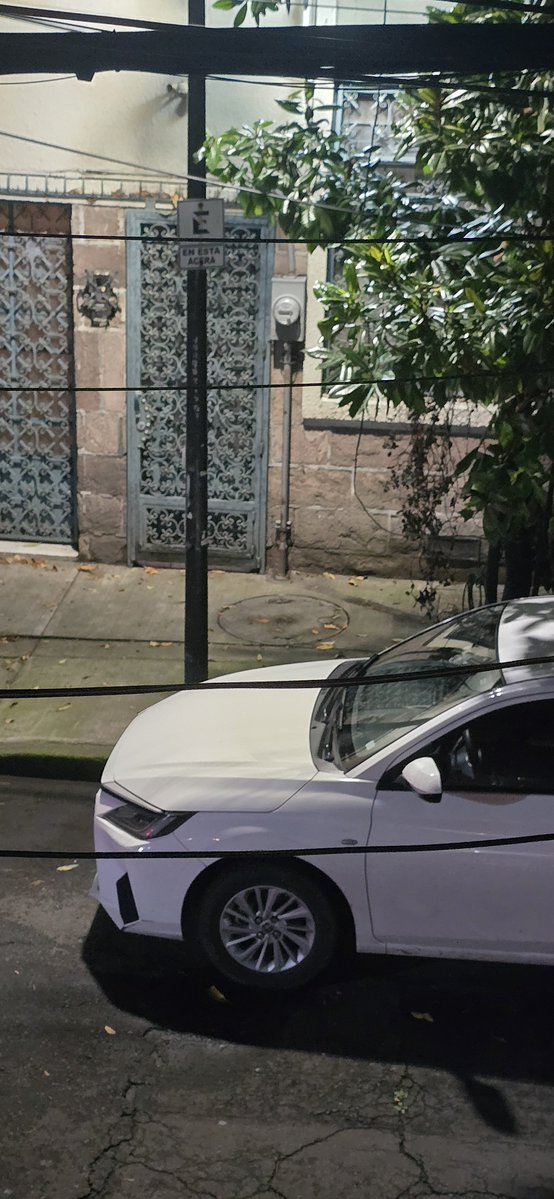 Danteviz's tweet photo. @UCS_GCDMX @pcacuauhtemoc nos ayudan a retirar este vehículo estacionado sobre el arroyo vesicular y en disco de no estacionarse. Río niagara 35A col. Cuauhtemoc CP 06500 https://t.co/qCe4uP8IOg