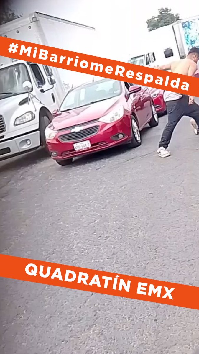 A driver exits a white van while a red Chevrolet sedan sits nearby on a street, overlaid with orange banners reading "#MiBarriomeRespalda" and "QUADRATÍN EMX," appearing to depict the alleged assault on a motorist in Cuautitlán Izcalli.