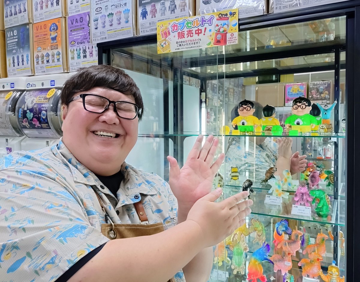 Oneuptoy's tweet photo. 数年前からソフビにどっぷりハマっている デカキン さんが、真剣に1年かけて作り上げた初のオリジナルソフビ「デカロボ」が遂に完成！
なんと先日、いただいてしまいました！
ありがとうございます！！

数日前から、UUUMシリーズソフビ でまとめて、One up.秋葉原店のショーケースに
非売品ですが展示中！

デカキンさんのYouTubeでは、製作のこだわりポイントがすごく分かりやすく紹介されていて、ソフビの背景に黒い布を使って見やすくしたり、細かいところまでしっかり伝わる見せ方は、さすがYouTuber→
https://t.co/QxVxmSb7hx