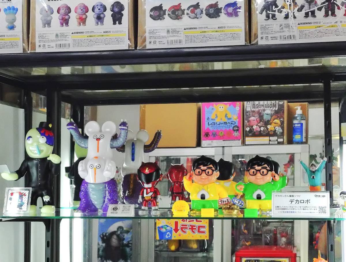 Oneuptoy's tweet photo. 数年前からソフビにどっぷりハマっている デカキン さんが、真剣に1年かけて作り上げた初のオリジナルソフビ「デカロボ」が遂に完成！
なんと先日、いただいてしまいました！
ありがとうございます！！

数日前から、UUUMシリーズソフビ でまとめて、One up.秋葉原店のショーケースに
非売品ですが展示中！

デカキンさんのYouTubeでは、製作のこだわりポイントがすごく分かりやすく紹介されていて、ソフビの背景に黒い布を使って見やすくしたり、細かいところまでしっかり伝わる見せ方は、さすがYouTuber→
https://t.co/QxVxmSb7hx