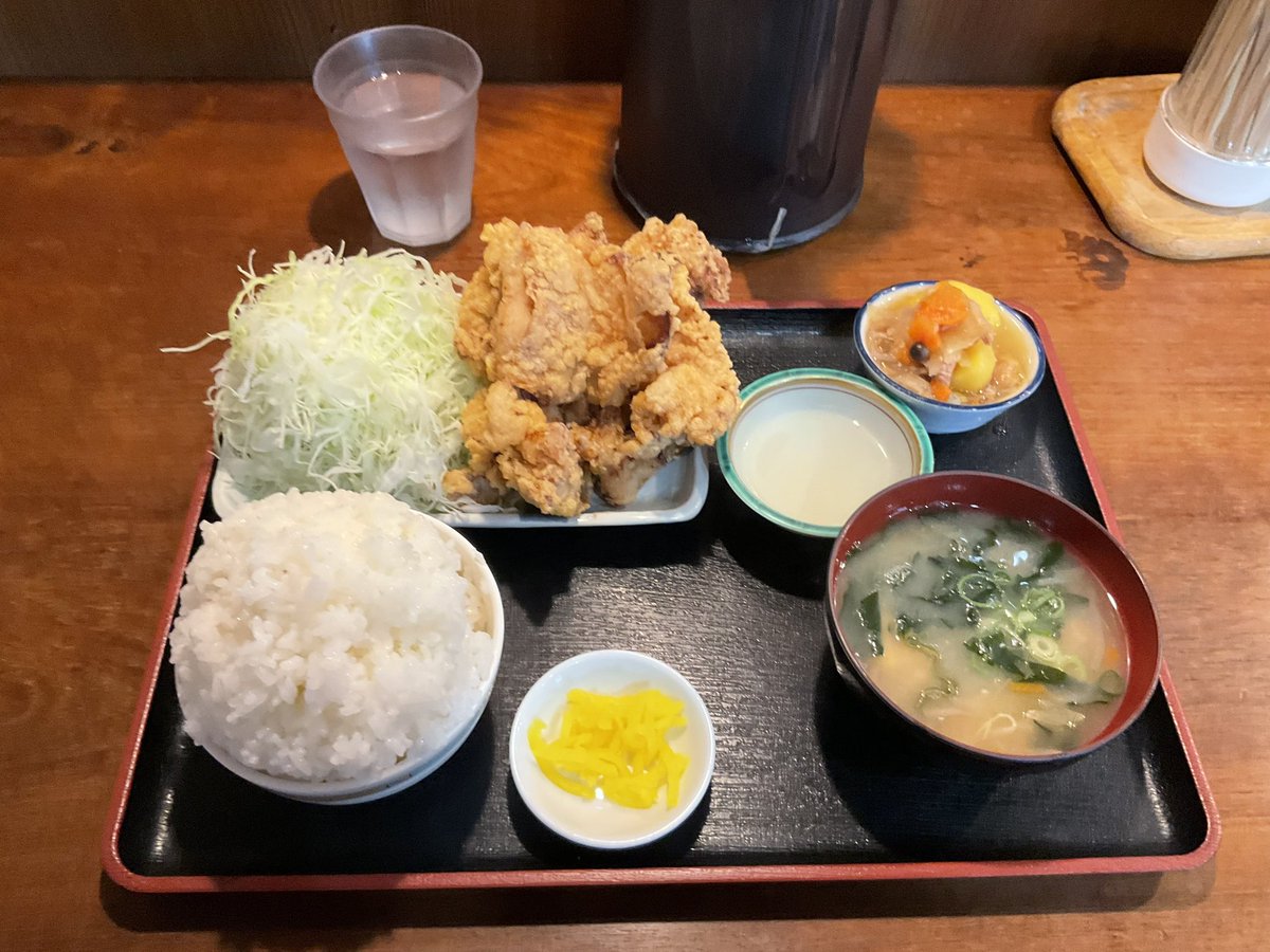 sugich_btp's tweet photo. 大元で唐揚げ定食食べて腹が死ぬ https://t.co/8vOZH6ZPKW