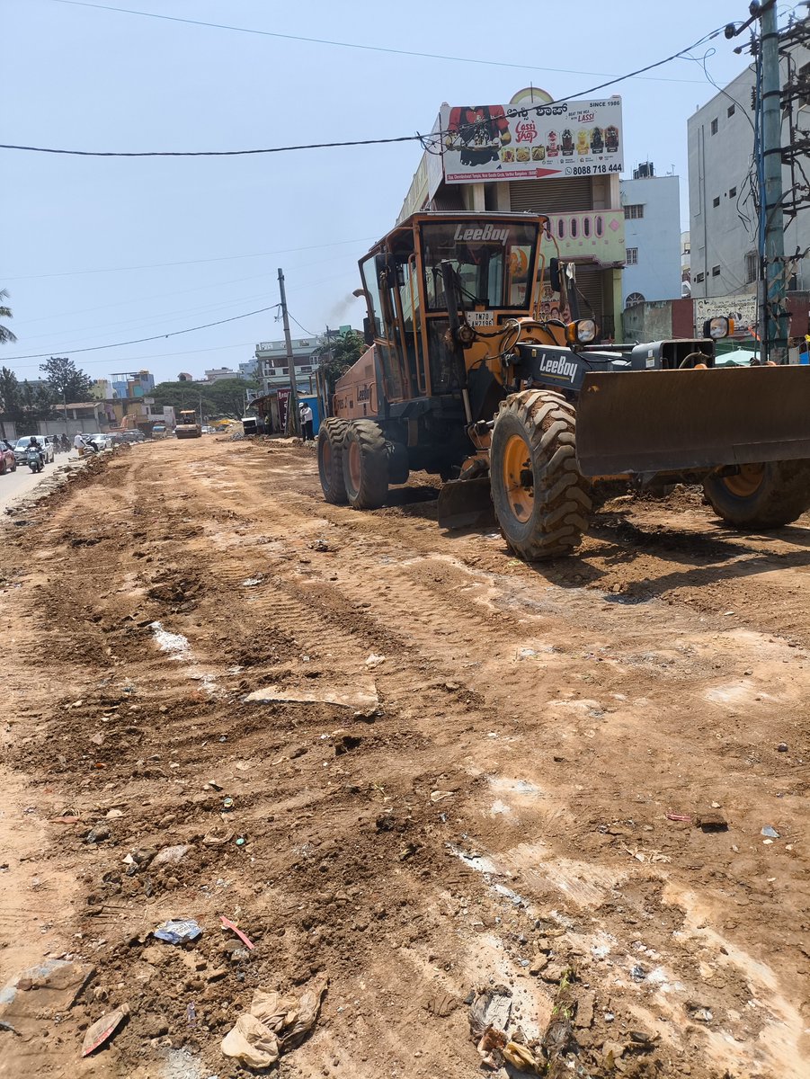 NammaVarthuru's tweet photo. Road dividers moved (near high school), temporary road compaction on LHS to make way for better traffic flow🚦 

Arch Demolition WIP
Drain works
Utility shifting by BESCOM

Without acquiring crucial property, hope a bottleneck will not be caused. https://t.co/Hx3sNsk8wv