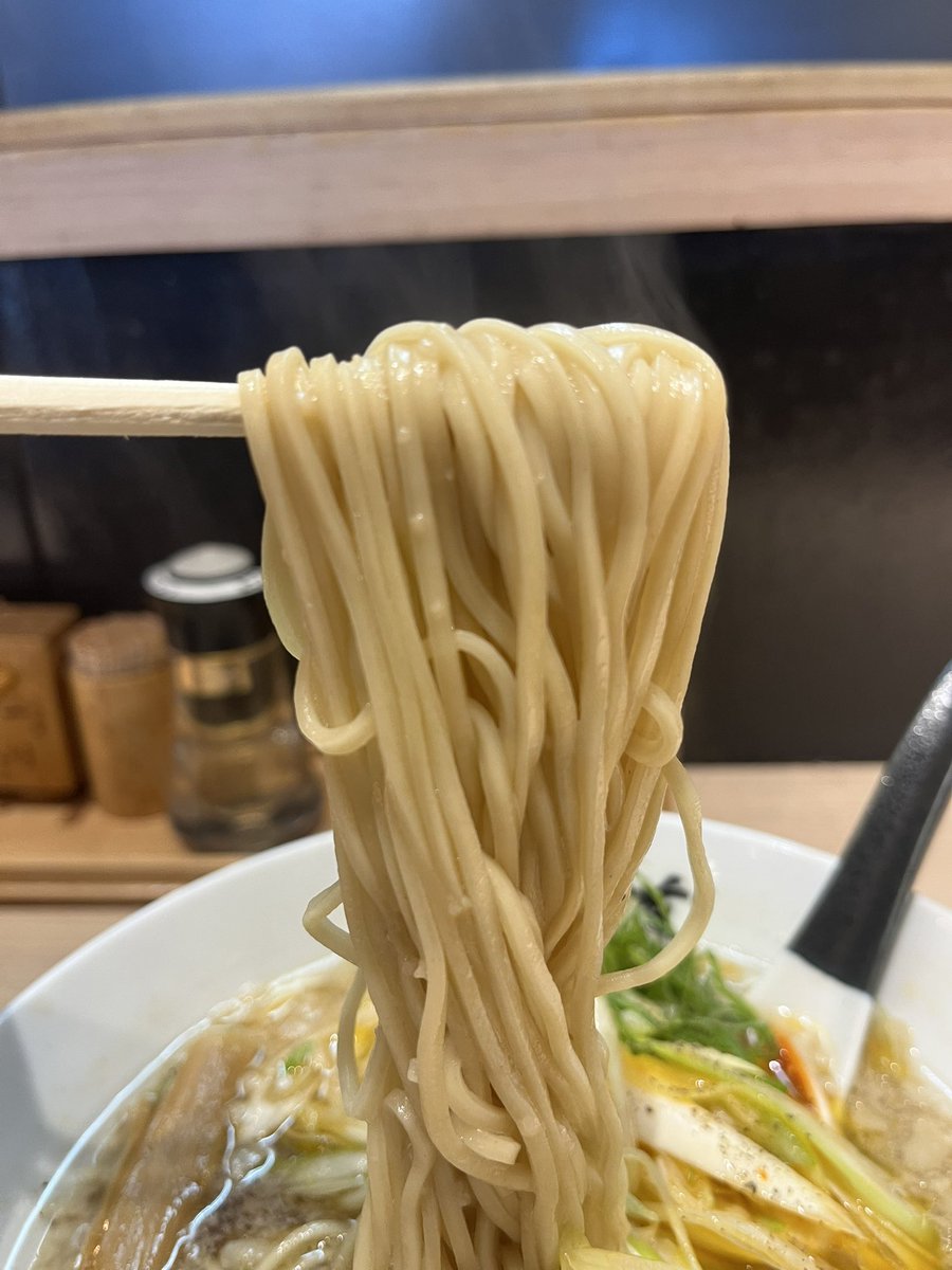 mucchan1202's tweet photo. 麺鍾馗

鐘馗式背脂ネギラーメン

本日のみ突発限定！

醤油のキレに背脂のコクと甘味が加わったスープにたっぷりのシャキシャキネギが乗っており、ストレート麺も美味い✨
コショーの味変も良い！
3ヶ月ぶりに中野さんにお会いできてお元気そうでよかった☺️
久々の本店で楽しい時間を過ごせました👍 https://t.co/B5FiudvsD7