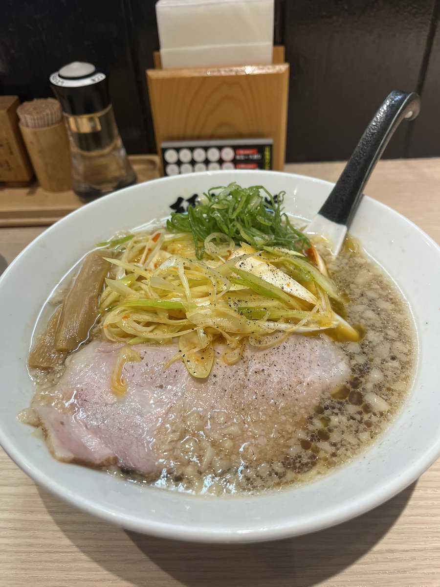 mucchan1202's tweet photo. 麺鍾馗

鐘馗式背脂ネギラーメン

本日のみ突発限定！

醤油のキレに背脂のコクと甘味が加わったスープにたっぷりのシャキシャキネギが乗っており、ストレート麺も美味い✨
コショーの味変も良い！
3ヶ月ぶりに中野さんにお会いできてお元気そうでよかった☺️
久々の本店で楽しい時間を過ごせました👍 https://t.co/B5FiudvsD7