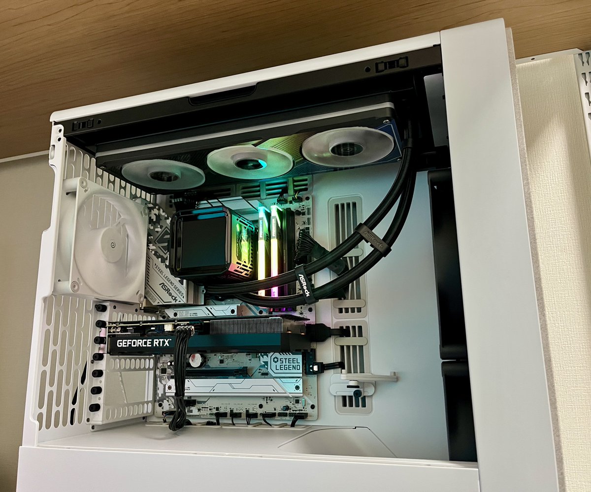 kurotre3's tweet photo. GPU取り替えながら、簡単にデータ取り。
PCIeの2段目は3.0x4だけど、次世代マザーが出たら変えよう。
ライティングはBIOS設定で消えて欲しい。。 https://t.co/1Rpja5Xvp2